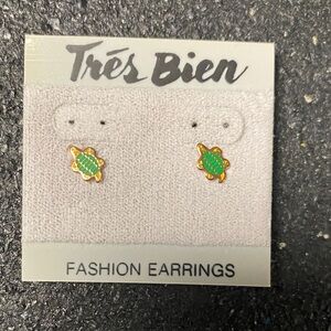 Trés Bien 90s Turtle Earrings